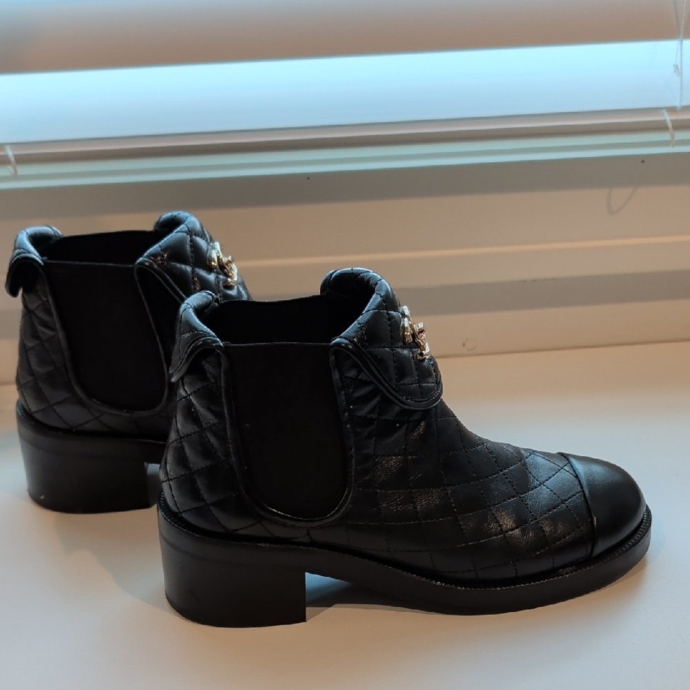 Chic Black Quilted Ankle Boots - Picture 4 of 6